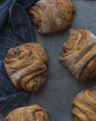 frische, selbstgebackene Franzbrötchen