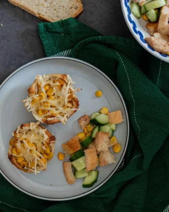 Einfache und schnelle Toast-Muffins Gurkensalat auf einem Teller.