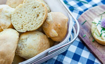 Blick aus der Vogelperspektive auf einen Korb mit Veganen Cheese Scones