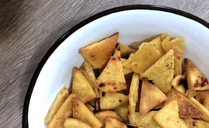 Naaufnahme von selbstgemachten Tortilla-Chips in einer Schüssel