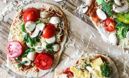 selbstgemachte Pizzen aus dem Pizzateig von Conni bevor sie in den Ofen kommen