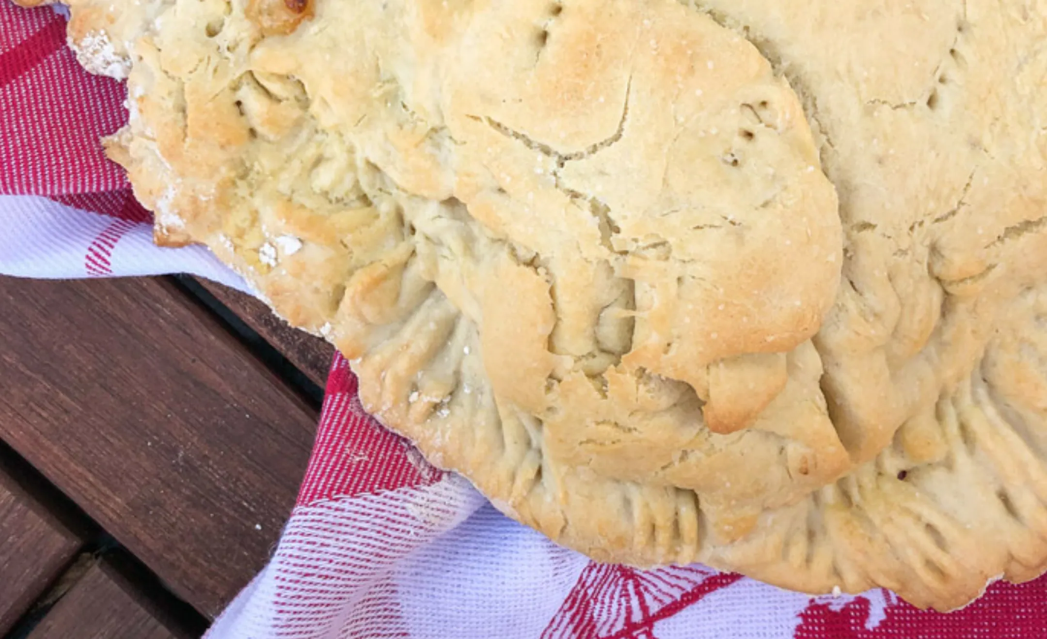 Nahaufname von einer Focaccia ripiena - einem gefüllten Fladenbrot.