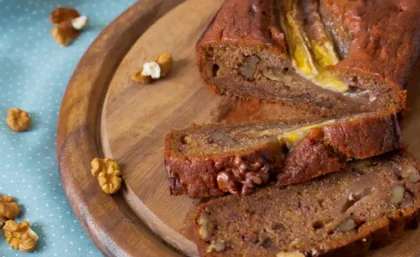 Nahaufnahme von einem aufgeschnittenen Bananenbrot.