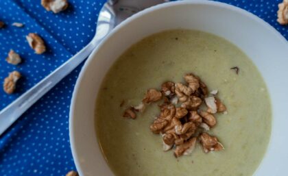 Blick aus der Vogelperspektive auf eine Schüssel mit Porreesuppe