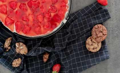 Kühlschranktorte mit Erdbeeren und Keksen