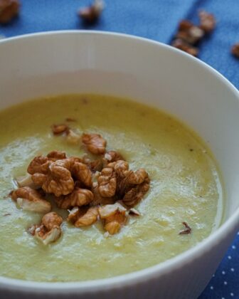 Blick auf eine Schüssel mit Porreesuppe