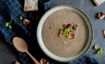 Blick aus der Vogelperspektive auf eine Schüssel mit Champignoncremesuppe.