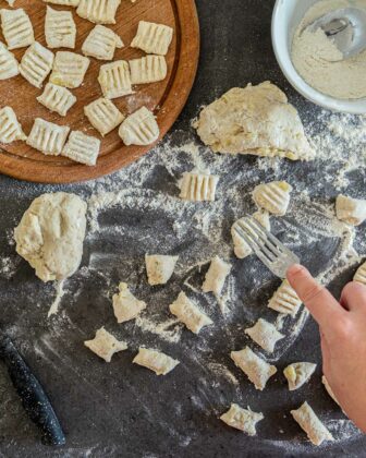 Gnocchis werden mit einer Gabel geformt