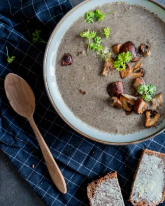 Ein Teller voll mit veganer Champignoncremesuppe