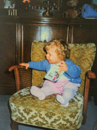 Annkathrin als ca. 1-jährige auf einem Sessel