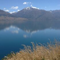Blick über einen See auf Berge in Neuseeland