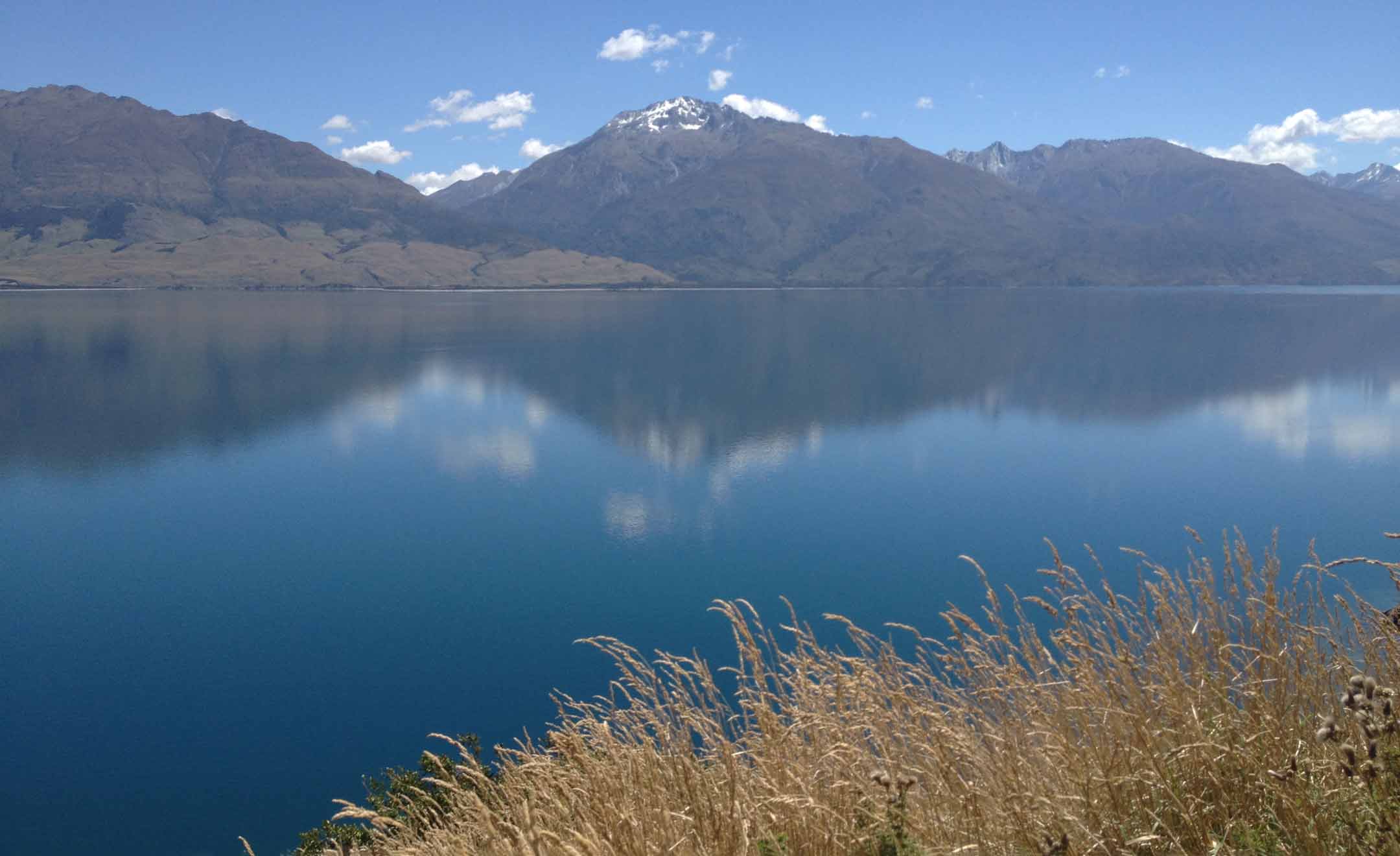 Blick über einen See auf Berge in Neuseeland