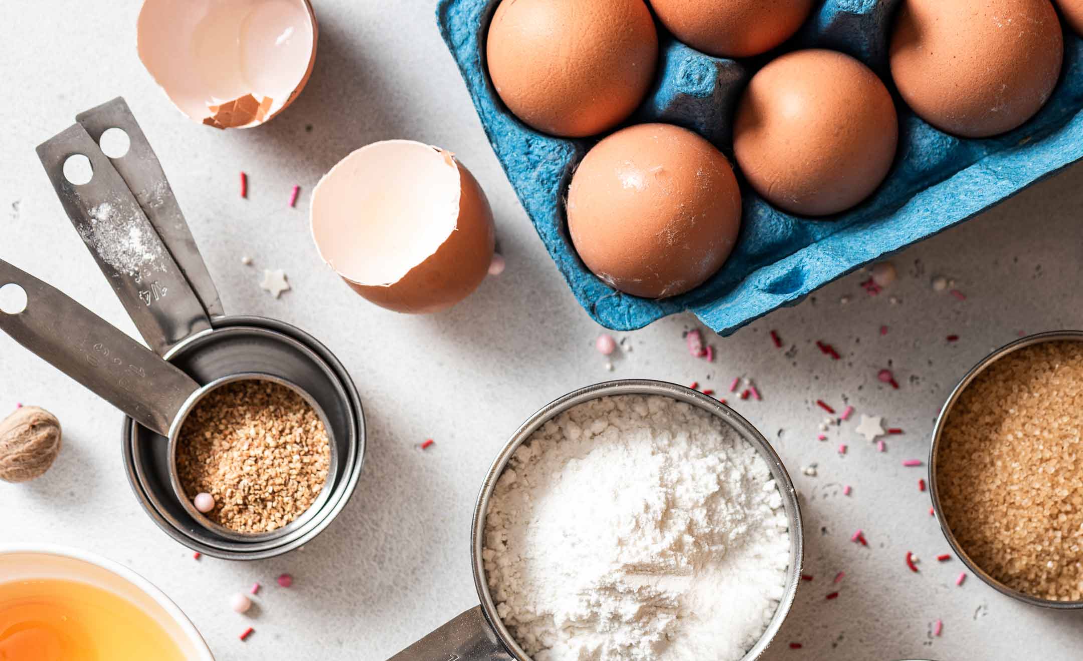 Eier in einem Pappkarton die mit einem Veganen Ei-Ersatz ersetzt werden sollen.