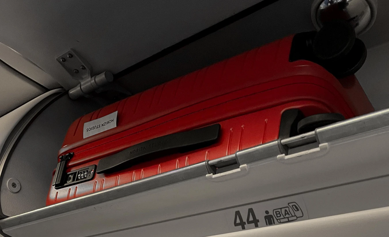 Horizn Studios Handgepäckskoffer im Handgepäcksbereich vom Flugzeug