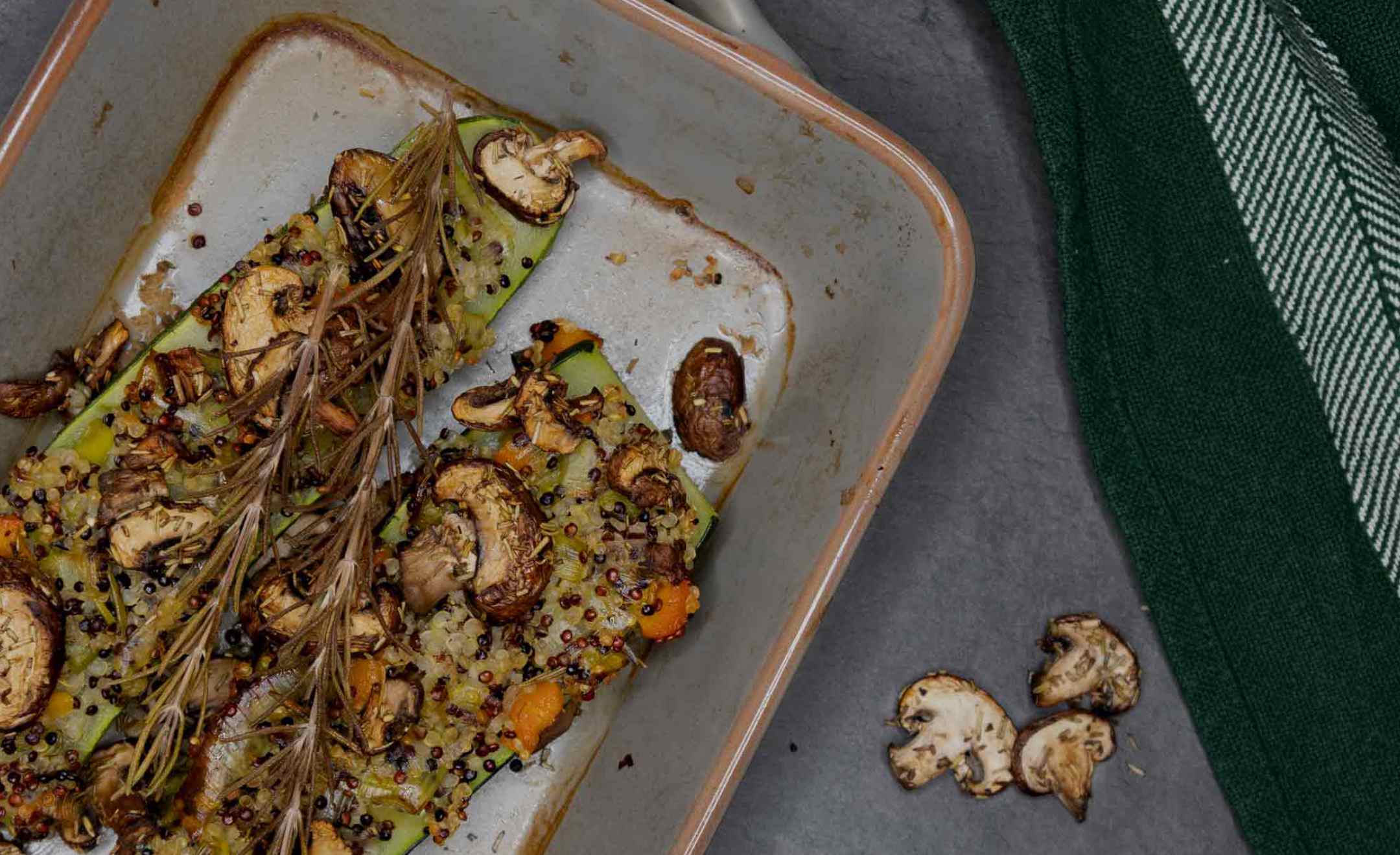vegane gefüllte Zucchini mit Quinoa in einer Auflaufform