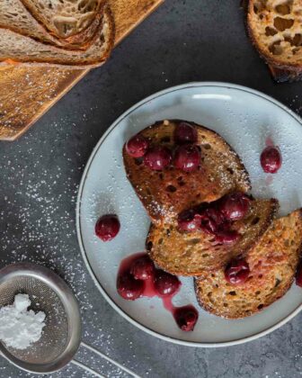 vegane Arme Ritter mit Sauerkirschen auf einem Teller