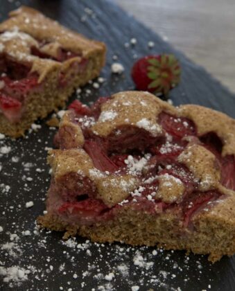 Erdbeerblechkuchen mit Puderzucker bestreut