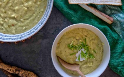 Vegane Schwarzwurzelsuppe in einer Schüssel mit Holzlöffel