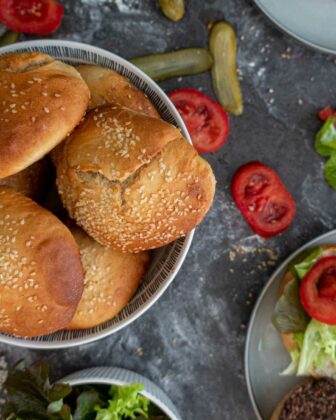 Burgerbrötchen in einer Schüssel