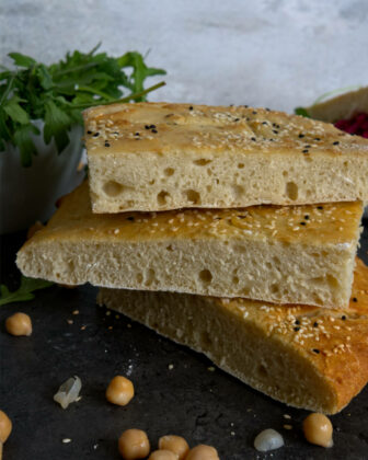 Hälften von selbstgebackenes Fladenbrot aufeinandergestapelt