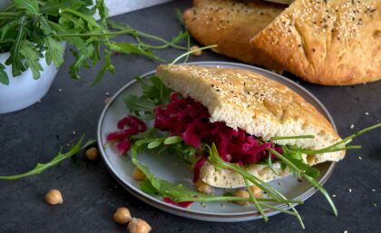 selbstgebackenes Fladenbrot gefüllt mit fermentierten Rotkohl und Hülsenfrüchten