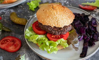 Selbstgemachte Burgerbrötchen mit Bohnenpattey auf einem Teller