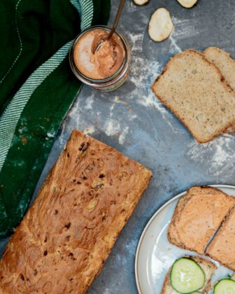 Von oben fotografiert: ein Topinamburbrot, daneben ein paar Scheiben mit Belag.