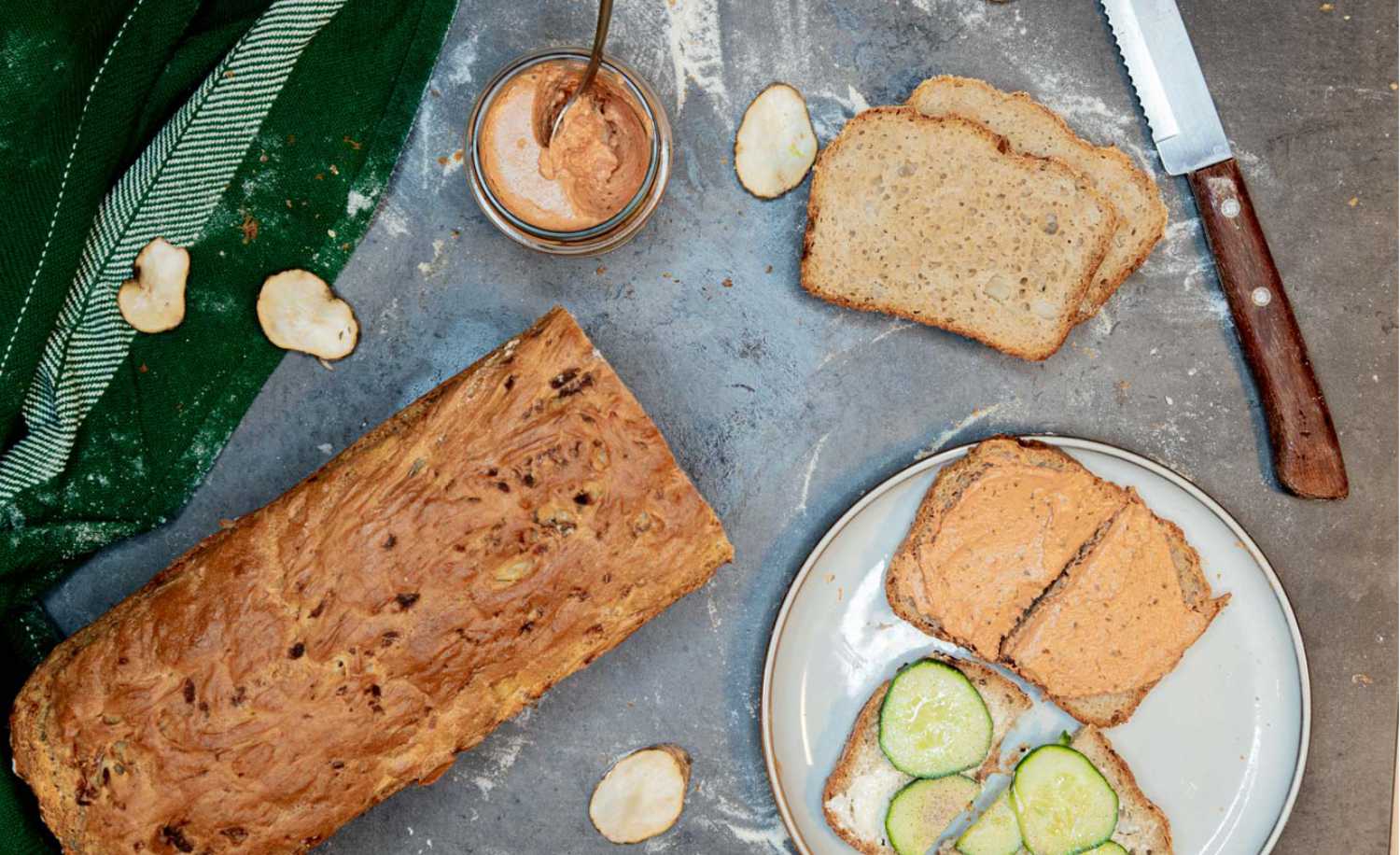 Von oben fotografiert: ein Topinamburbrot, daneben ein paar Schneiden mit Belag.