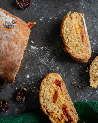 Aufgeschnittenes, veganes Ciabatta von oben fotografiert.