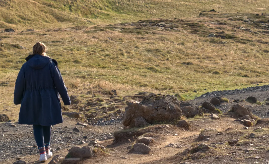Annkathrin läuft einen Weg herunter in Island.